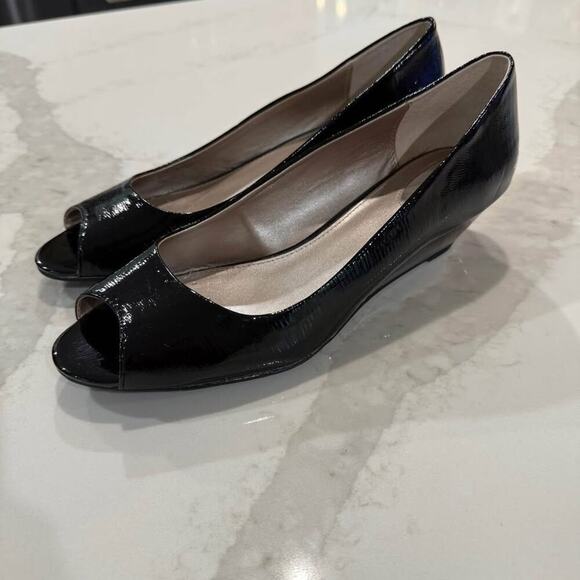 Alfani Step n Flex Peep Toe Patent Wedge Pump Heels Women's 11M Black/Gold Trim - Picture 2 of 9
